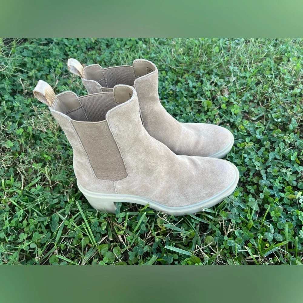 Dolce Vita Gunner Woman’s Suede Taupe Brown Heeled Boots Size 9M